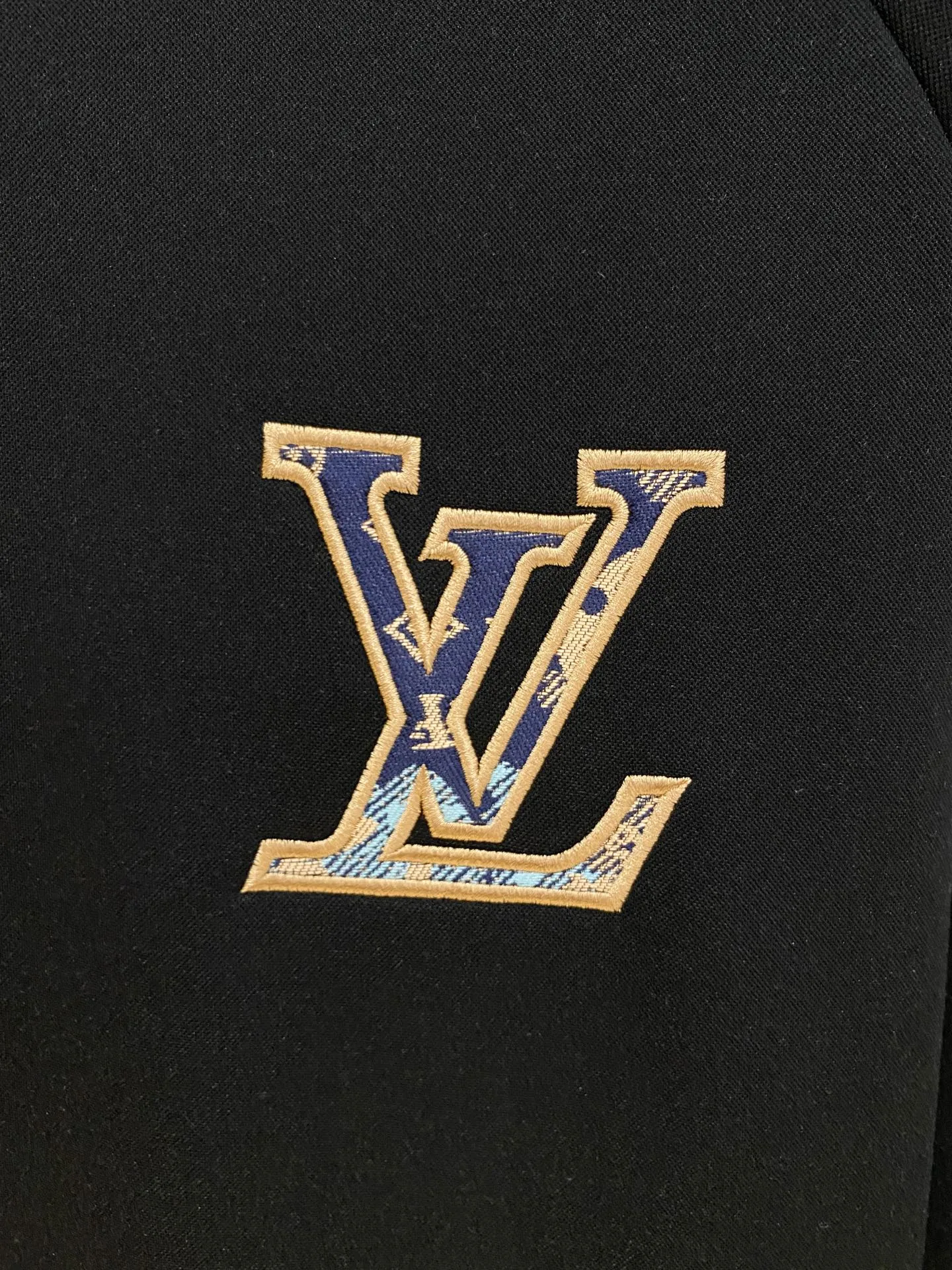 🅿️720 LV hot-selling suit is coming. Focus on the original version of the official website. 2025 new hot-selling cardigan suit. The original order is the best. 🇭🇰The meticulous work of top designers. It has a fitting and perfect upper body effect. All-natural high-quality Tencel Roman cotton 100%, close-fitting comfort, noble and elegant! Original hardware embodies elegance and nobility! Counter size: M-3XL (maximum wear up to 190 pounds)